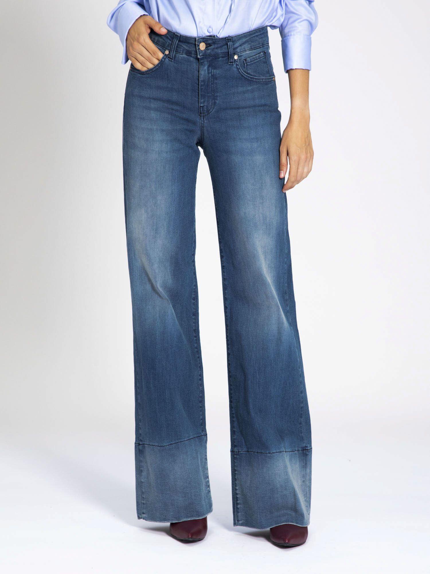 Jeans gamba larga con risvolto alto