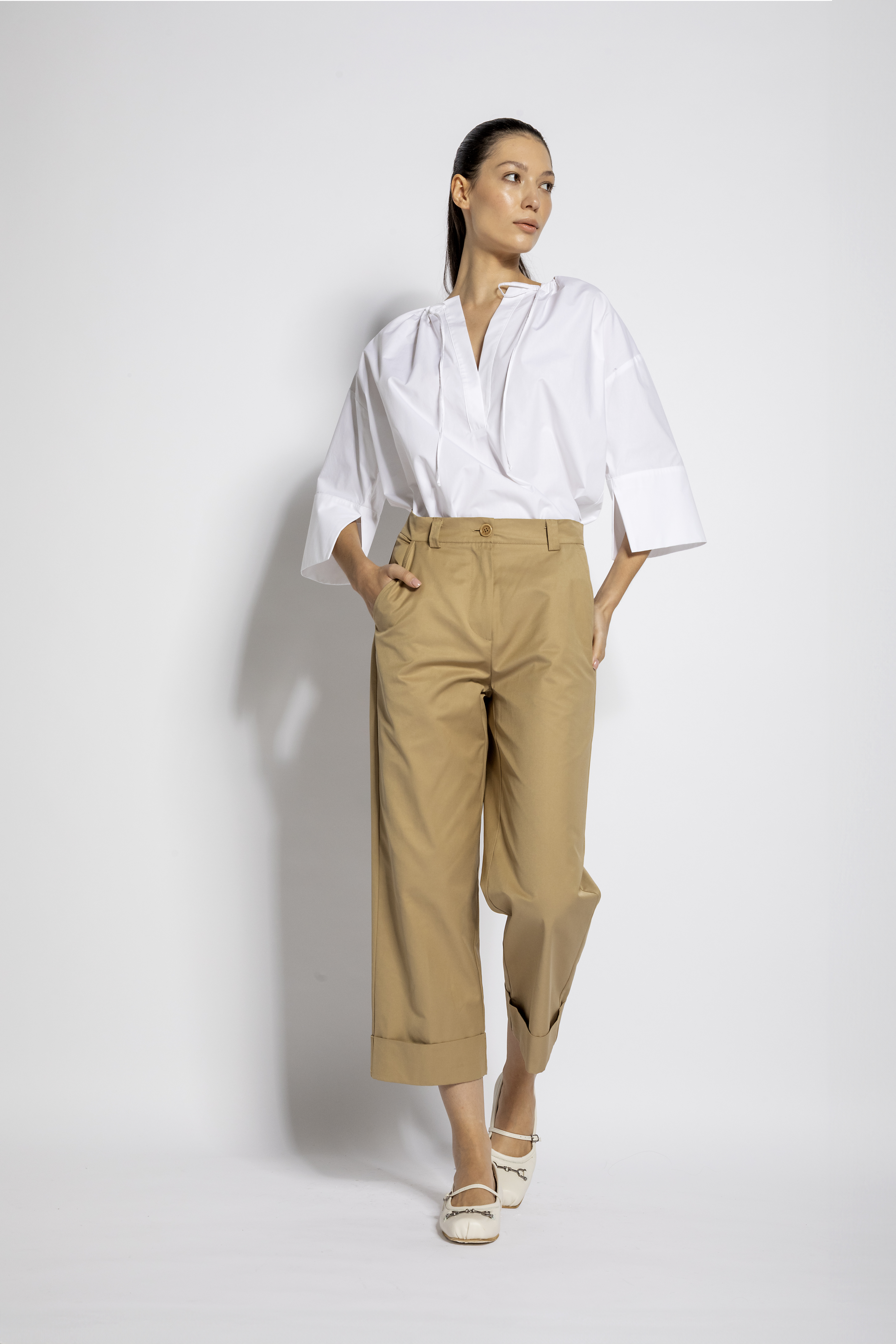 Pantalone in canvas di cotone con risvolto